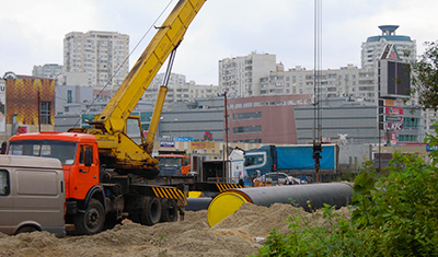 прокладка труб в ППУ изоляции (Москва, район Марьино, август 2013 года)